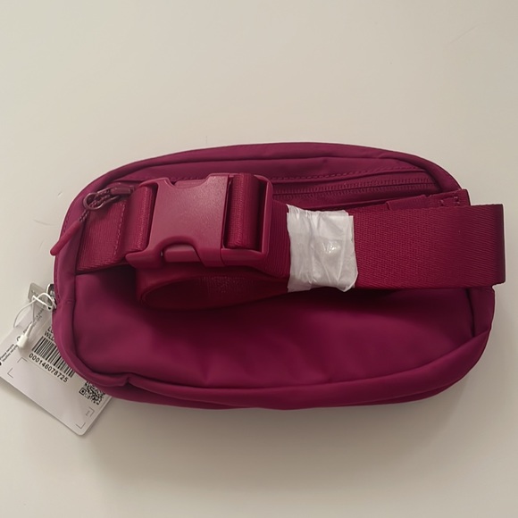 Lululemon Everywhere Belt Bag Wild Berry - Picture 8 of 9